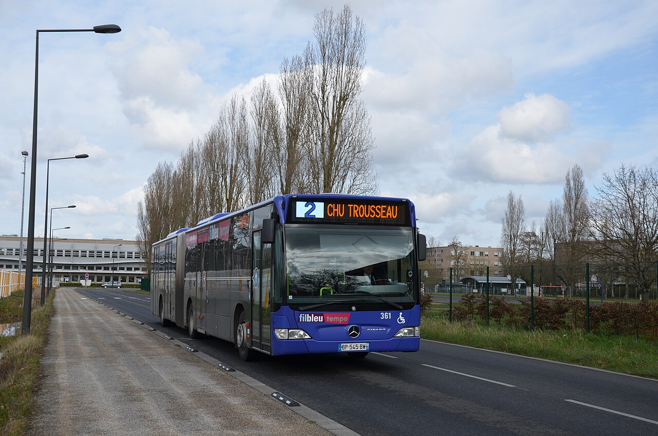 Un bus Fil Bleu près du lycée Grandmont, photographie du réseau