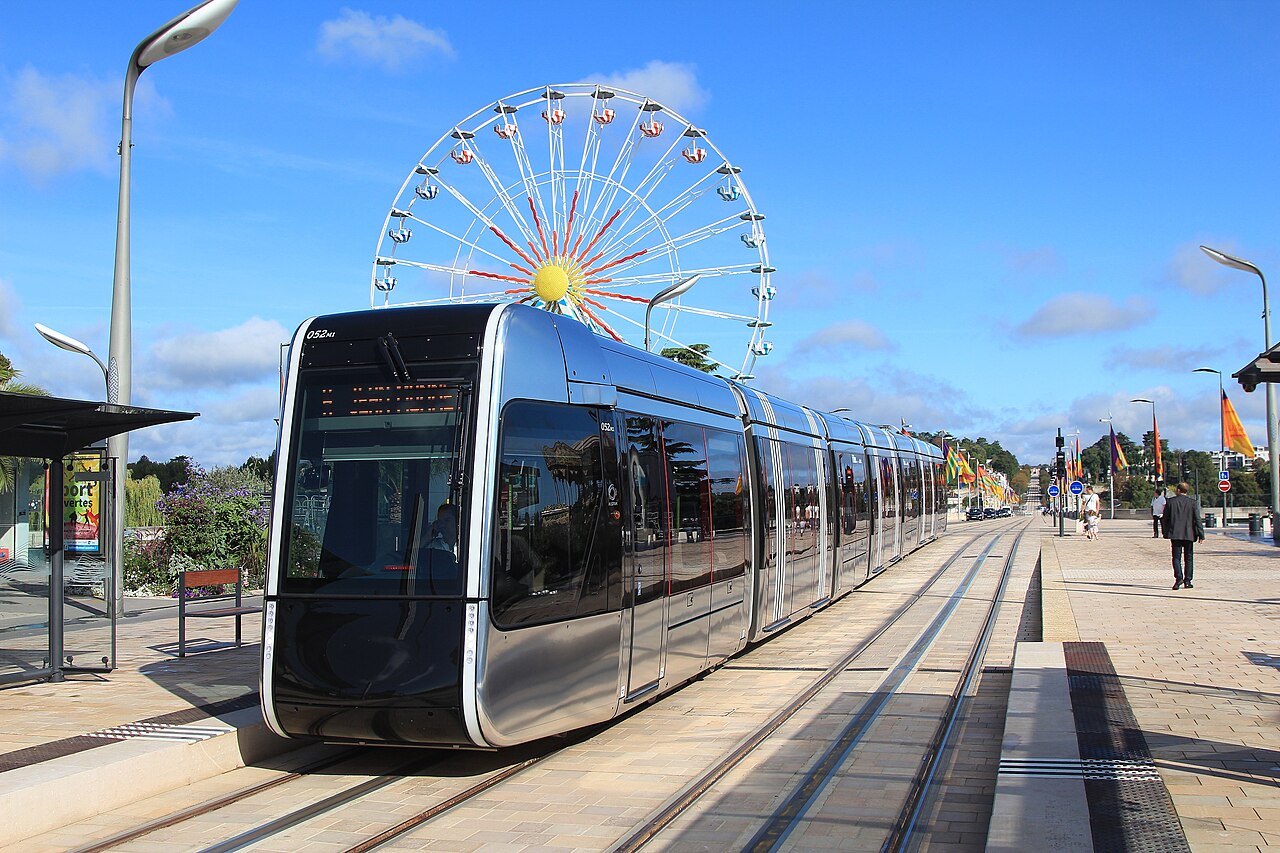Un tram Fil Bleu à Anatole France, photographie du réseau
