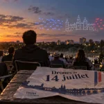 Feu d'artifice tours : public et drones lumineux en soirée