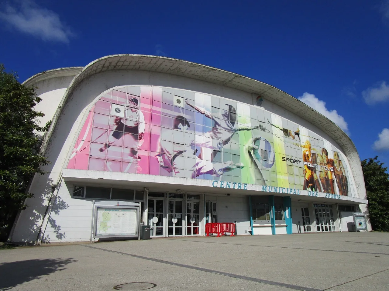 Le Palais des Sports de Tours, repère du secteur de la piscine Gilbert Bozon.