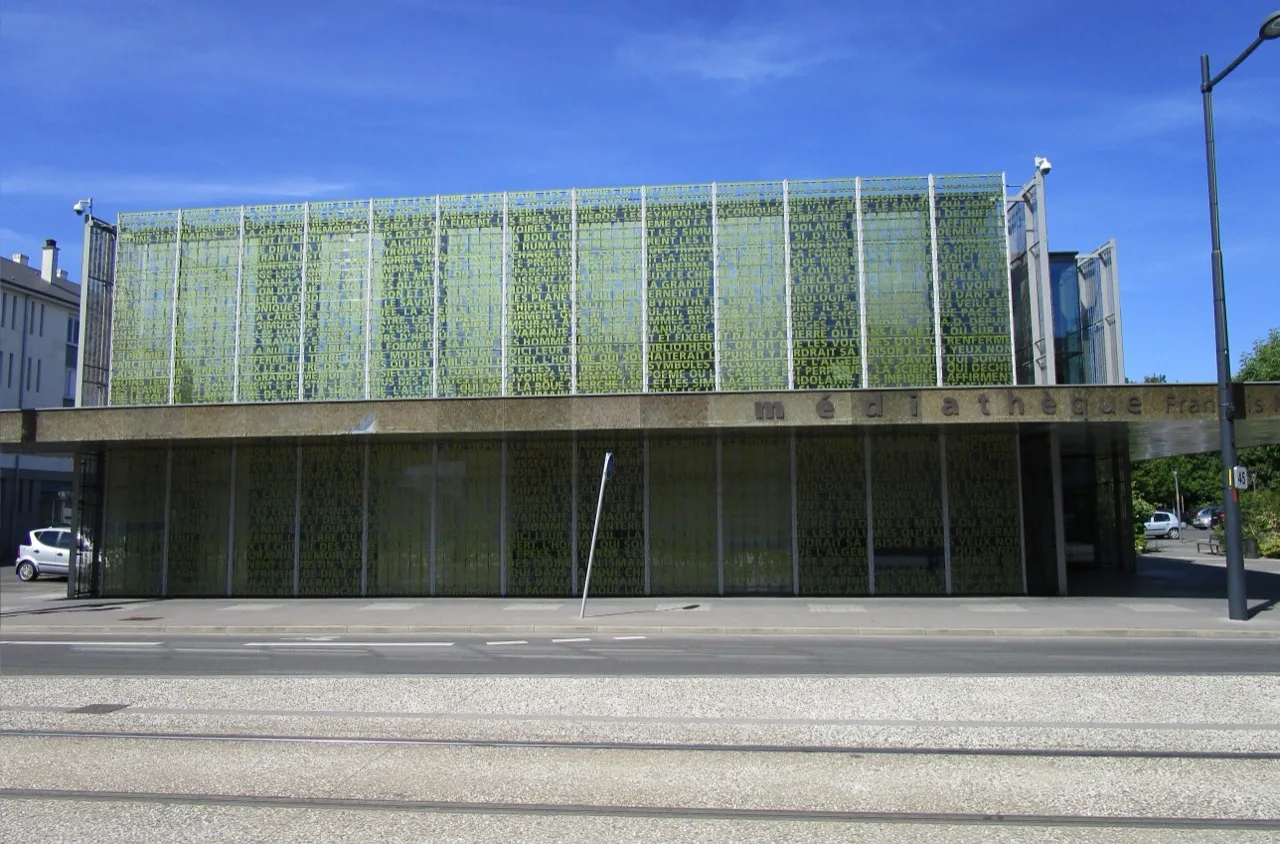 La médiathèque François-Mitterrand dans le quartier Beffroi-Europe à Tours-Nord, secteur de la piscine Mortier.