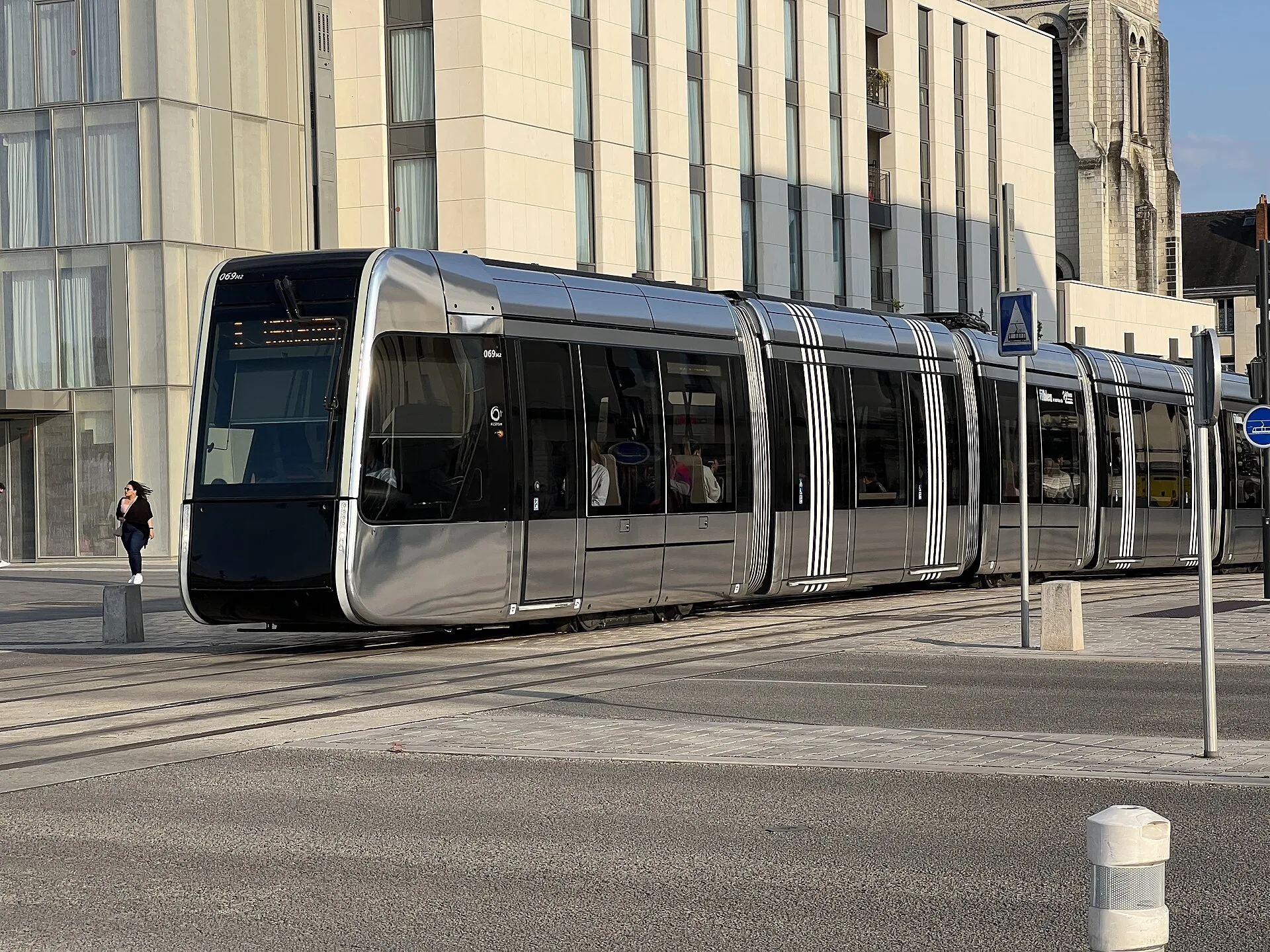 Tramway place Anatole-France à Tours, photographié le 19 mai 2023. Vue du secteur ; ce n’est pas une entrée du parking.