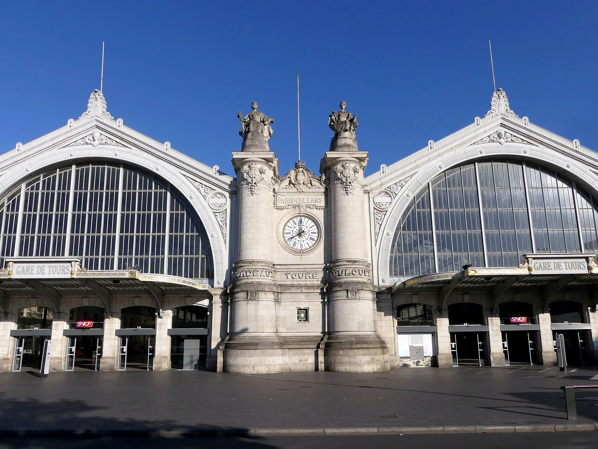 Façade de la gare de Tours, photographiée en juin 2023. Vue du quartier desservi par le parking ; ce n’est pas son entrée.