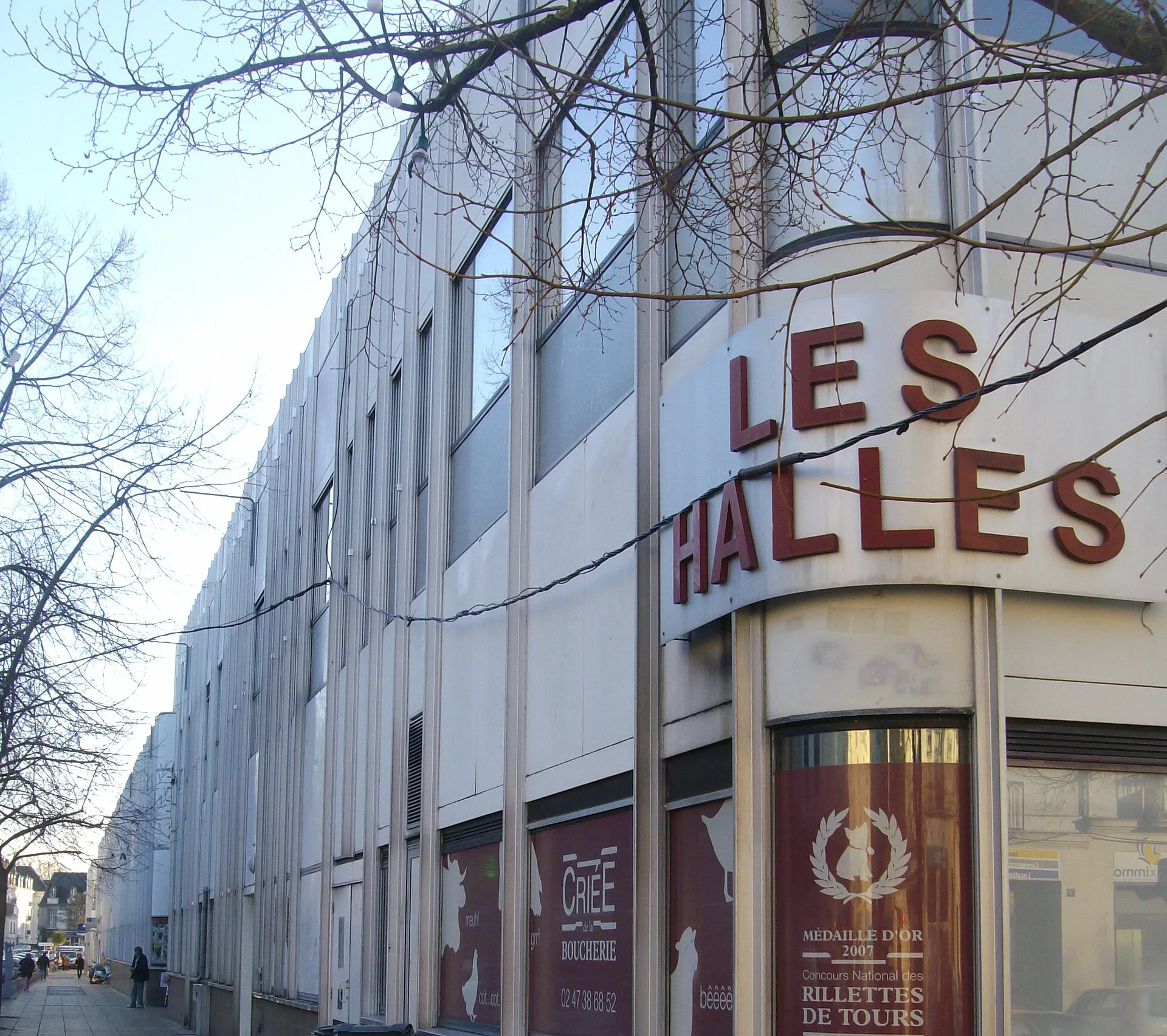 Façade des Halles de Tours, photographie publiée sur Wikimedia Commons en 2010. Vue du lieu voisin ; ce n’est pas l’entrée du parking.